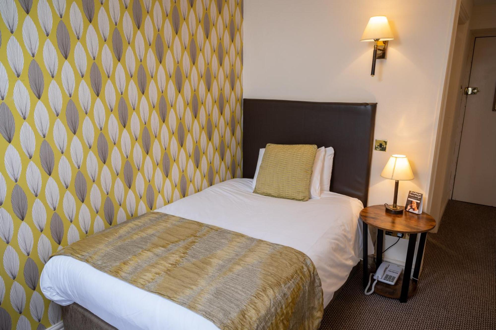 Cross Hands Hotel by Greene King Inns Old Sodbury Buitenkant foto