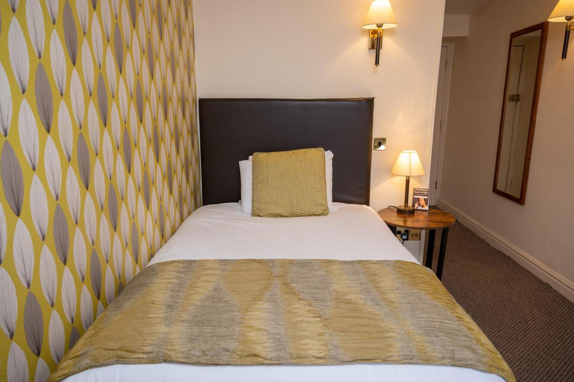 Cross Hands Hotel by Greene King Inns Old Sodbury Buitenkant foto