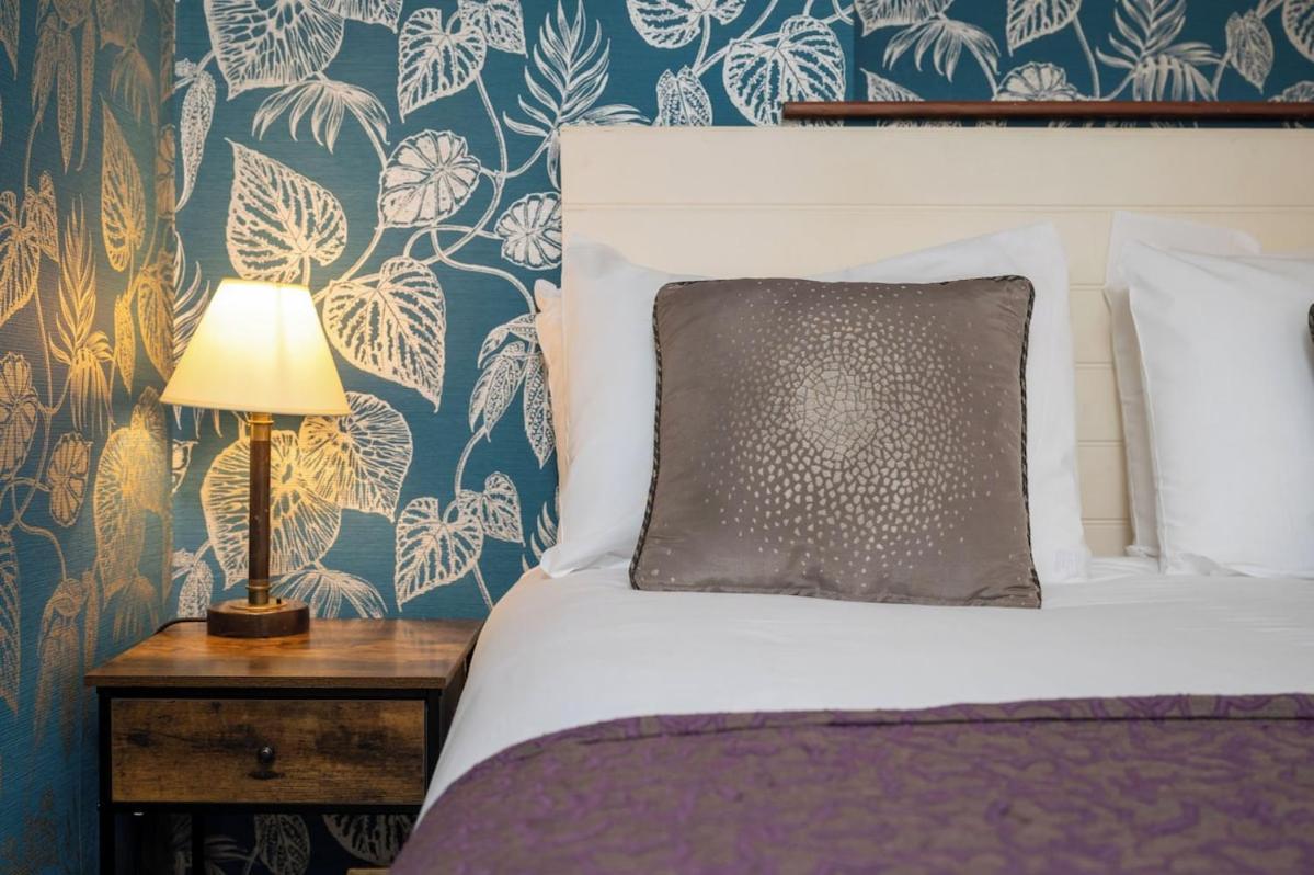 Cross Hands Hotel by Greene King Inns Old Sodbury Buitenkant foto